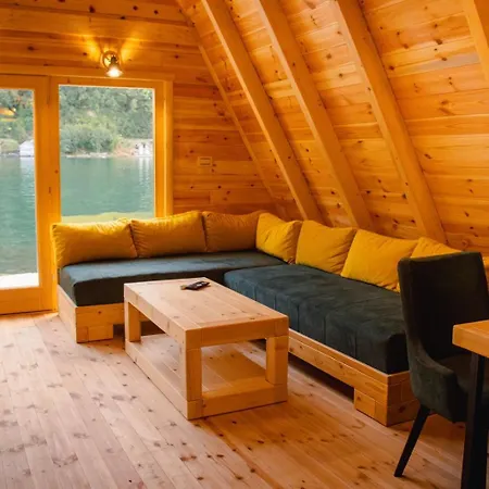 Kucica Hedonija بيت للعطل *